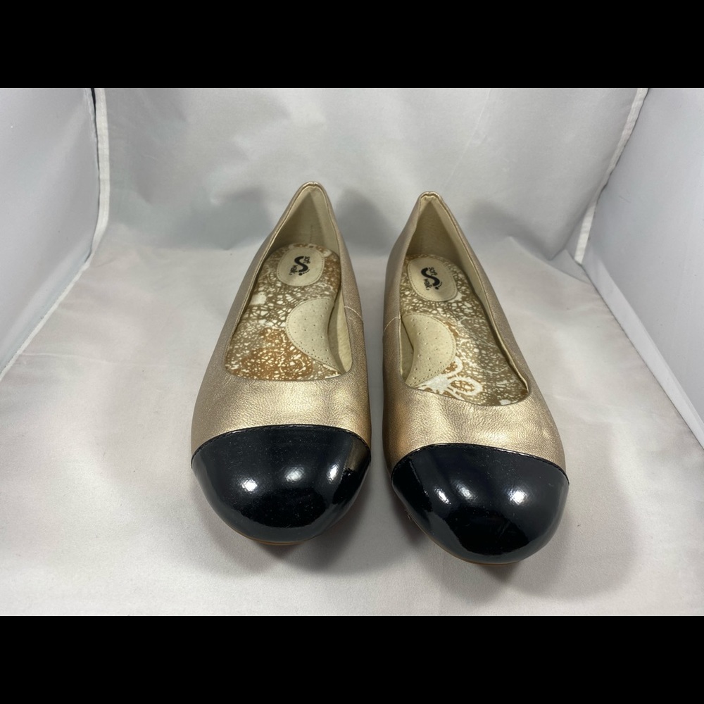 Gold ballet flat with black tip